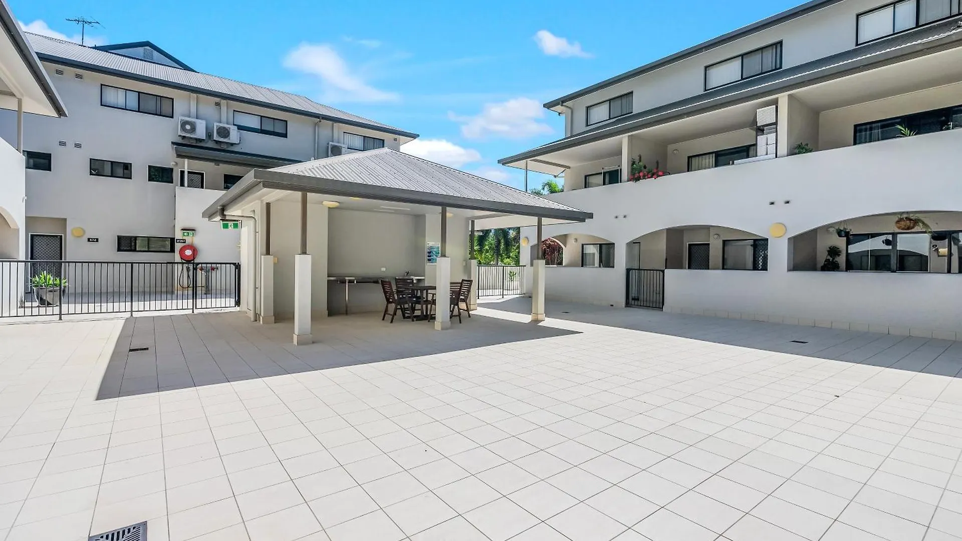 Poolside On Martyn - Relax By The Resort Pool Cairns