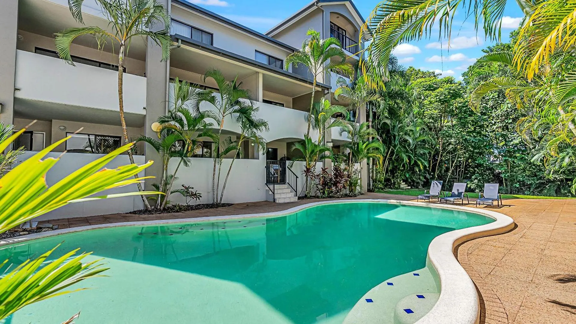Poolside On Martyn - Relax By The Resort Pool Cairns